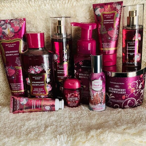 Bath and Body Works Strawberry Snowflakes - Picture 1 of 3